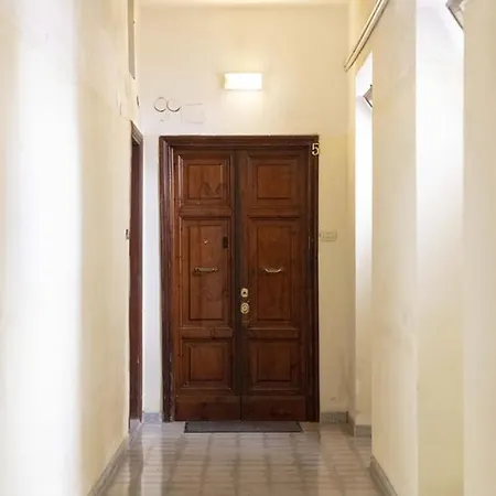 Life Is Colosseo Apartman *