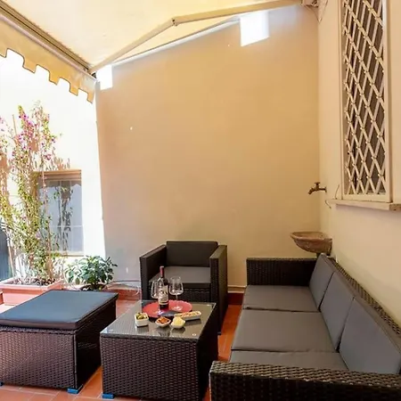Life Is Colosseo Apartman *